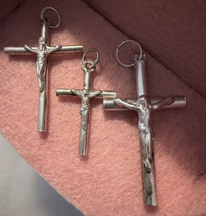 Crucificos em prata para fio