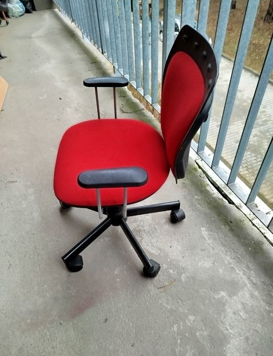 Sprzedam fotel obrotowy dziecięcy.