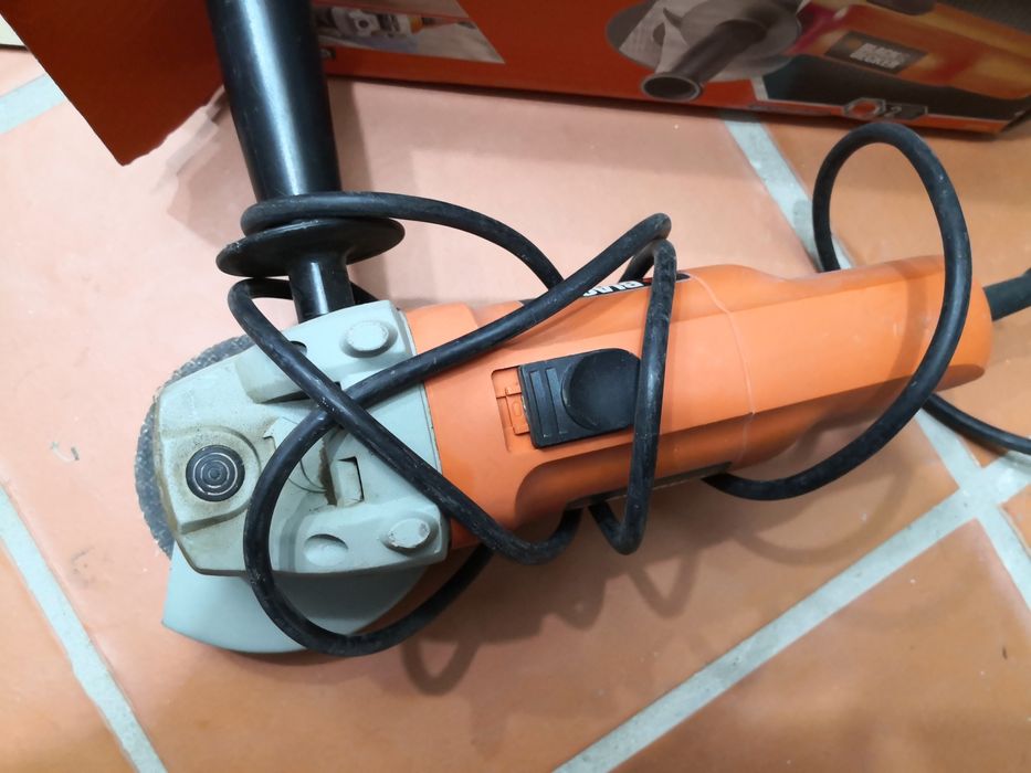 Rebarbadora angular 710W BLACK+DECKER