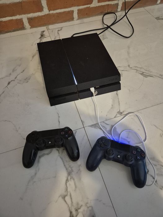Ps4 + 2 pady, kabel HDMI