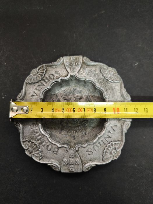 Cinzeiro antigo com brasão