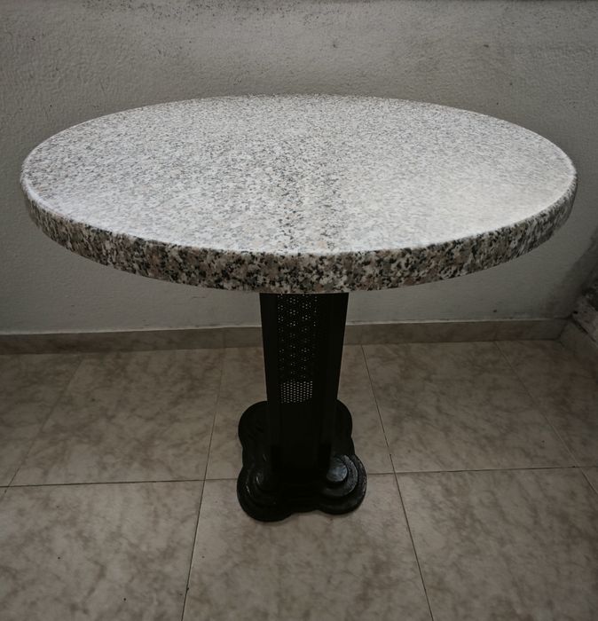 Mesa Com Tampo em Pedra e 2 Cadeiras