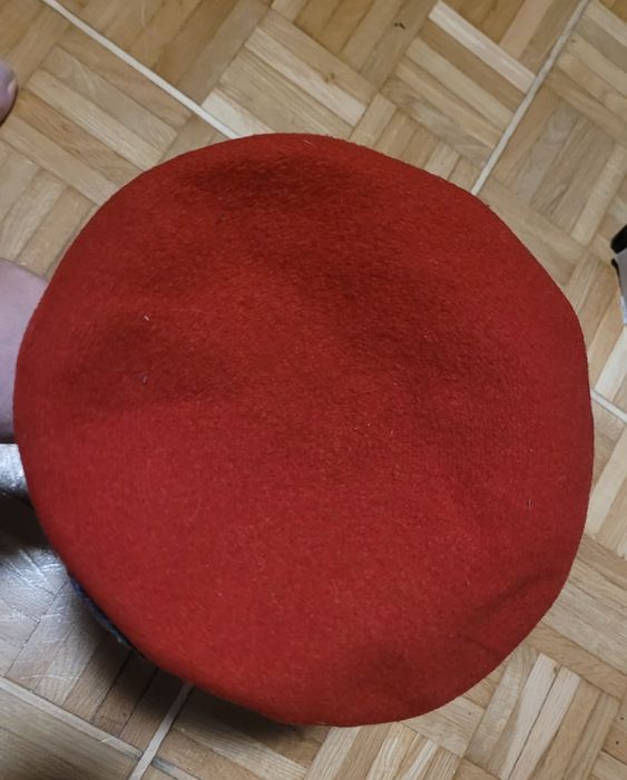 Wojskowy czerwony beret PRL