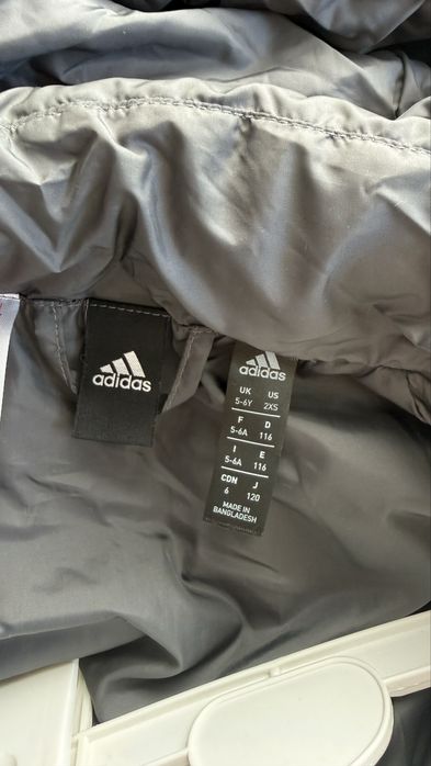 Куртка adidas , 5-6 років