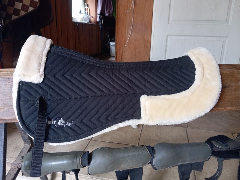 Podkładka pod siodło dla konia z futrem full fair play
