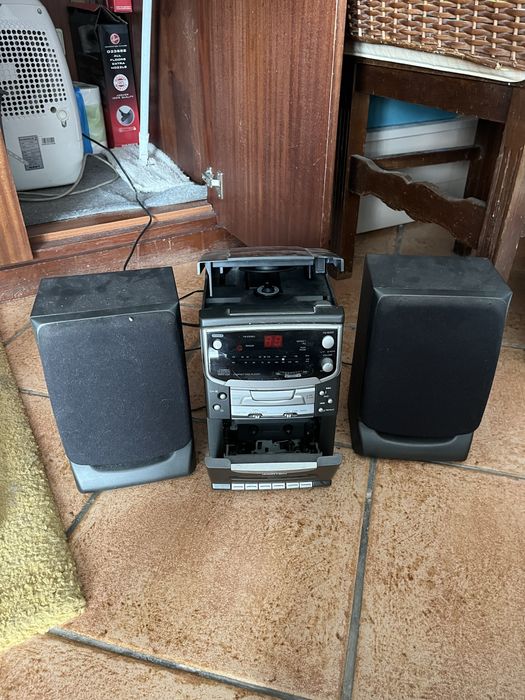 Aparelhagem com 2 colunas- Rádio / cassete / CD