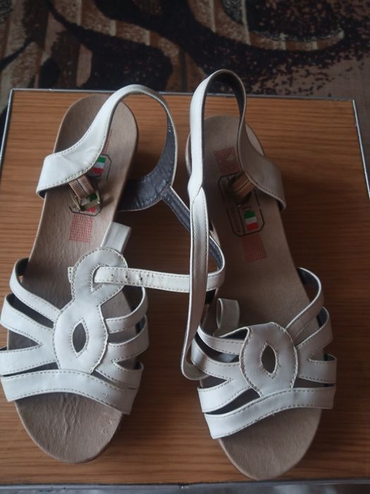 Женские босоножки