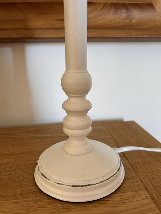 Candeeiro de mesa branco em madeira com pátina