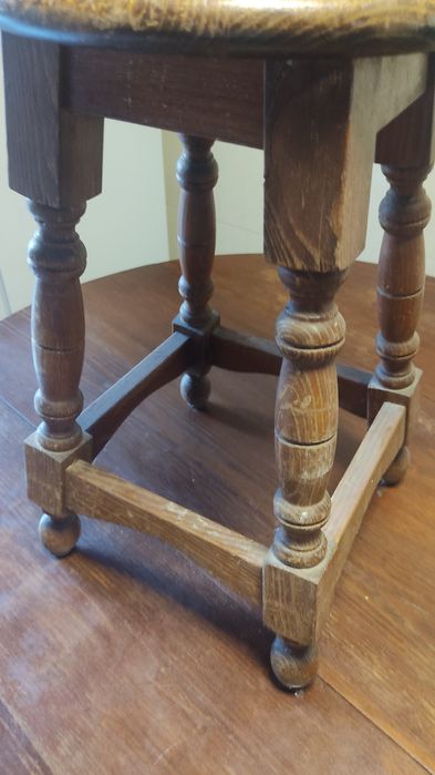 Mesa de madeira e bancos