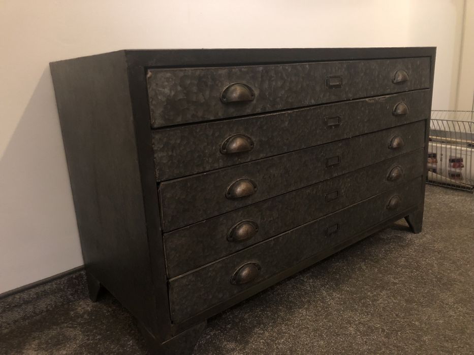 Stylowa metalowa komoda