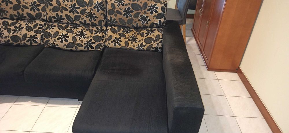 Sofá Preto com algumas marcas de uso