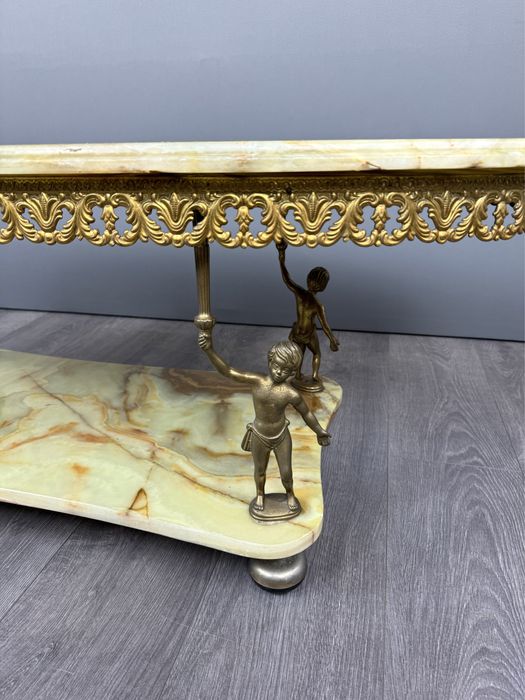 Вінтажний журнальний стіл