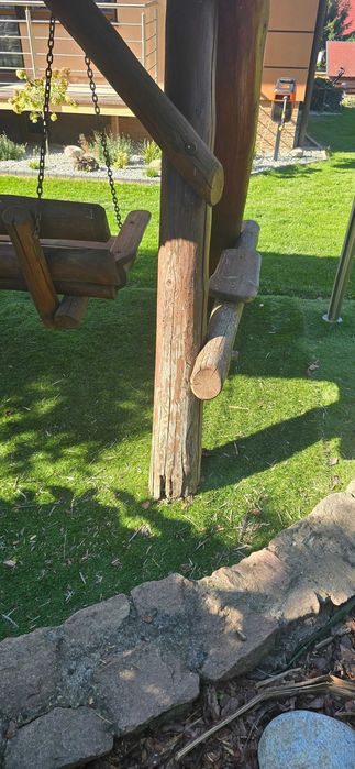 Huśtawka ogrodowa z bali