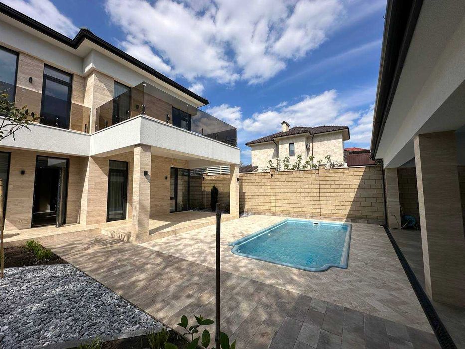 В продаже новый современный дом с бассейном в районе 12ст. Б. Фонтана.