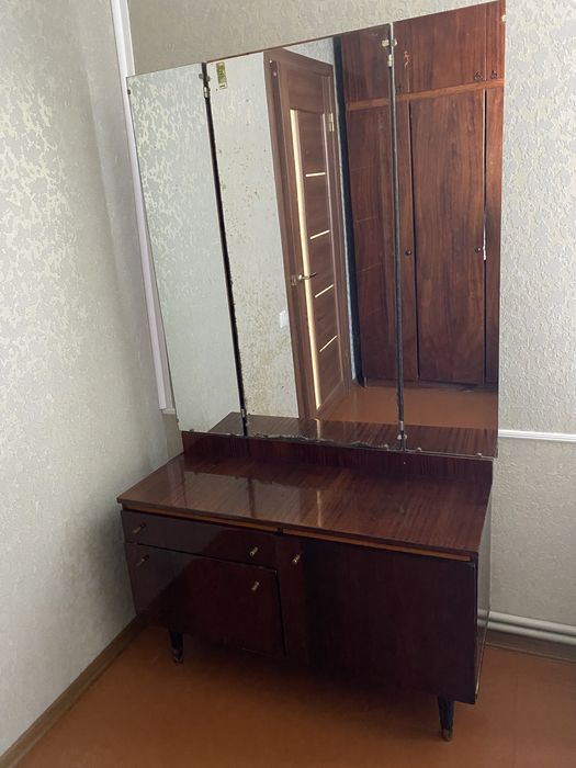 Продам трюмо б/у у гарному стані