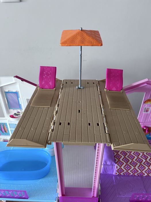 Casa da Barbie Mattel em bom estado