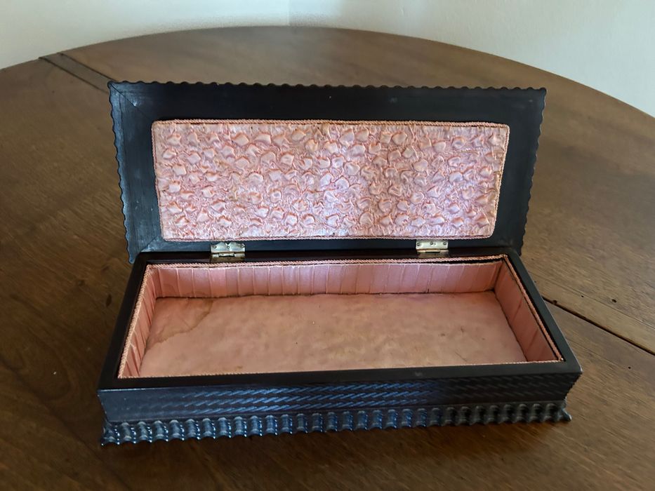 Caixa de jóias em madeira escura e aplicações em prata