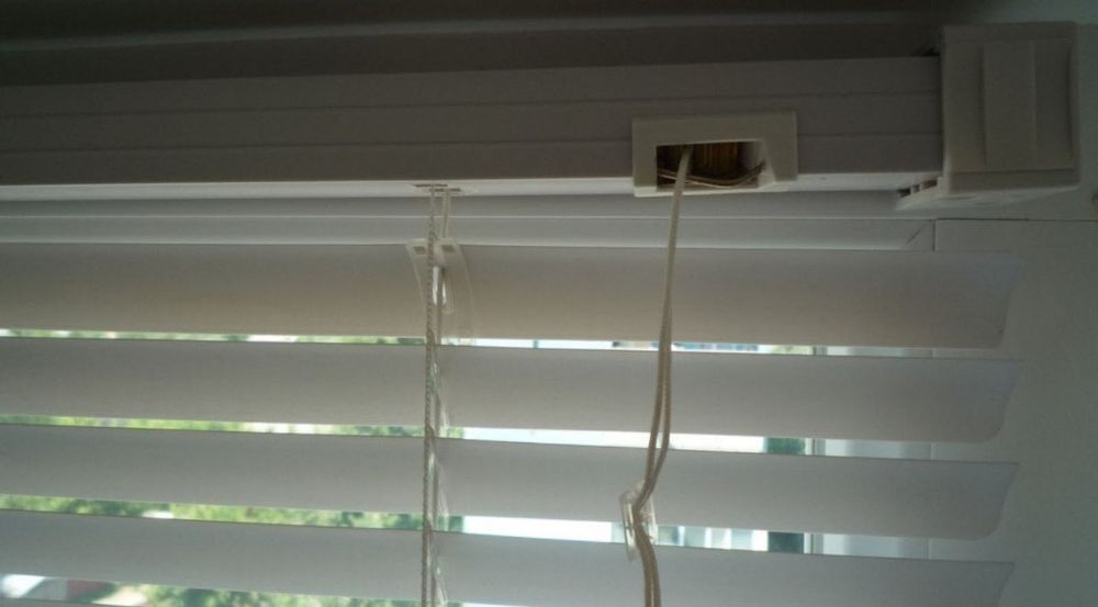 Горизонтальні пластикові жалюзі білі /світло-сірі/ 55 на 130/65 на 140