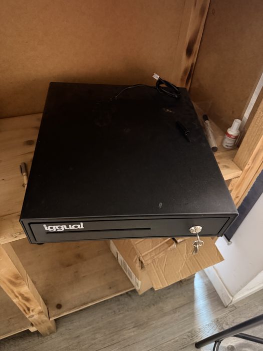 Vendo uma caixa  semi nova