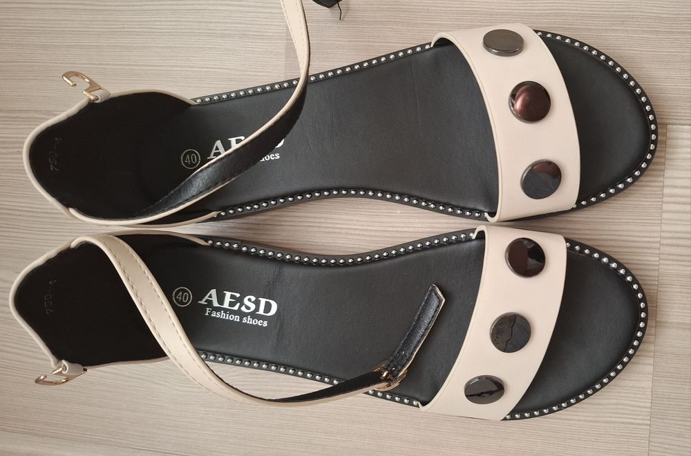 Босоніжки жіночі  на низькому ходу з закритою п'ятою