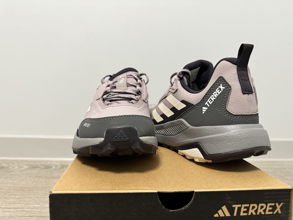 Жіночі кросівкі adidas terrex водовідштовхуючі.