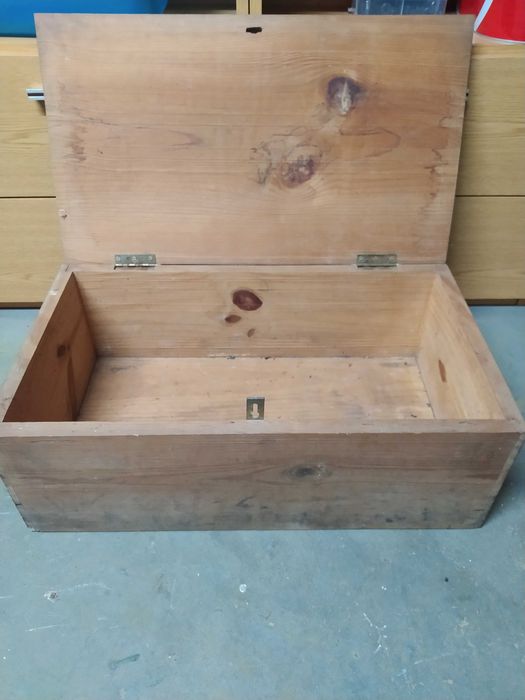 Caixa em madeira maciça