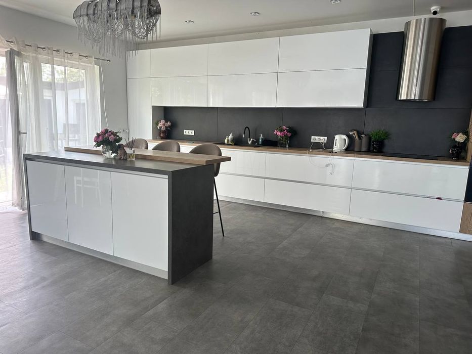 Аренда дома посуточно с большим бассейном и чаном.