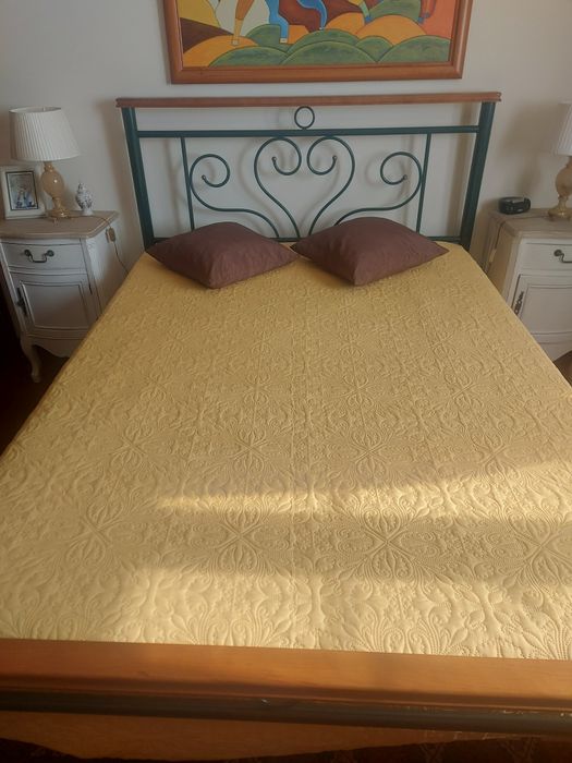 Cama de ferro e madeira com colchão