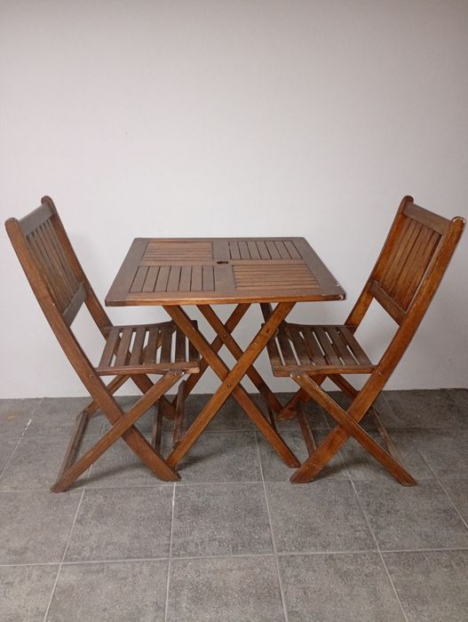 Mesa e cadeiras jardim