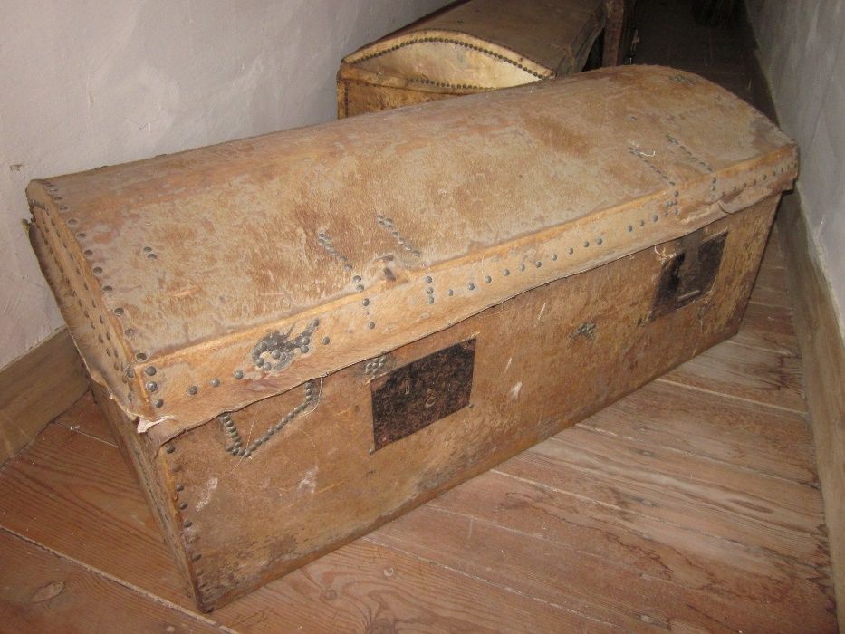 2 Baús antigos em pele. Cada.