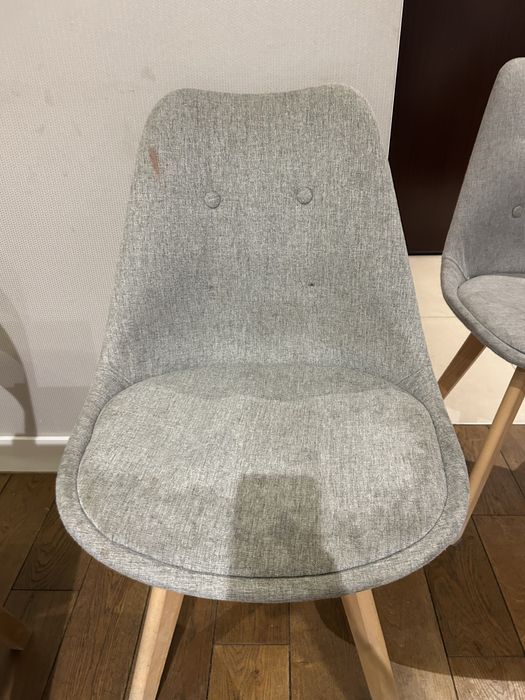 Szare krzesla na drewnianych nogach