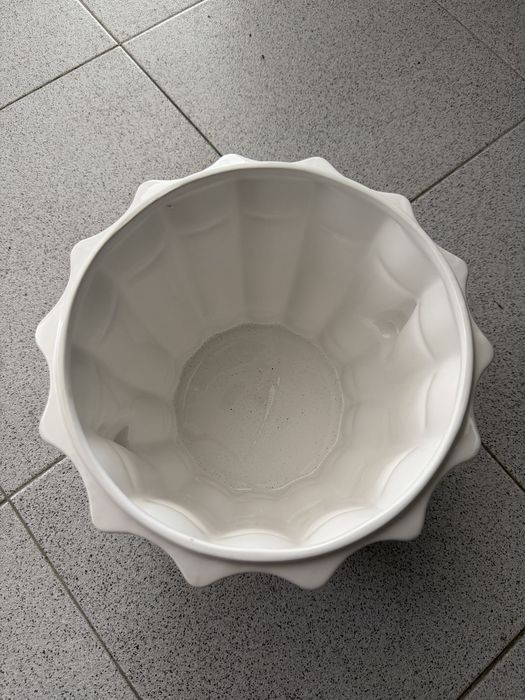 Vaso decorativo em cerâmica branca com detalhes dourados