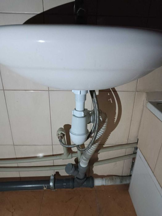 Раковина обычная со смесителем, сифоном и трубамии и  угловая раковина