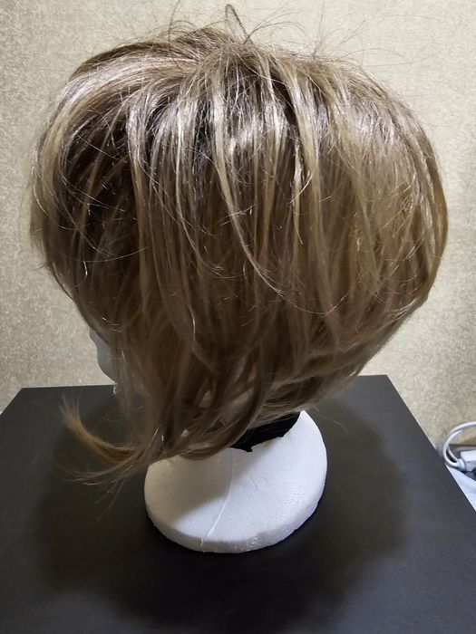 Перука жіноча. Приємного кольору.