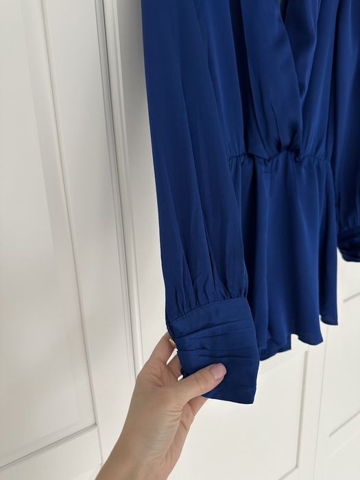 Satynowy kombinezon z kopertowym dekoltem