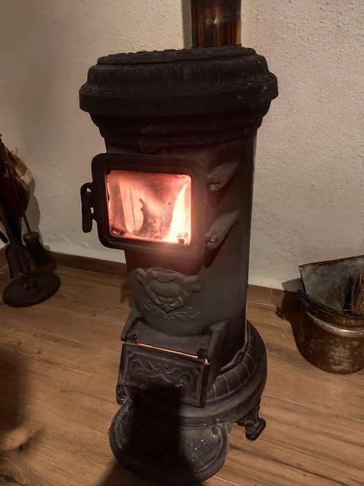 Salamandra Oliva , mais cesto para lenha e Acessórios de limpeza