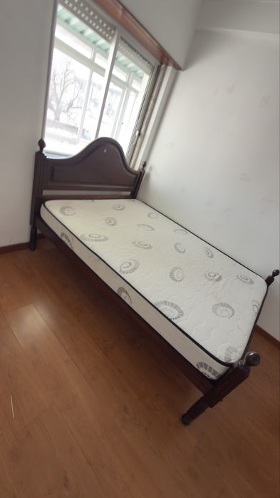 Cama de madeira com colchão incluso