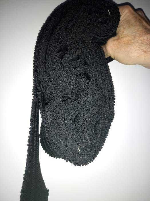 Guma czarna, elastyczna do pasów. Lekko falowana.