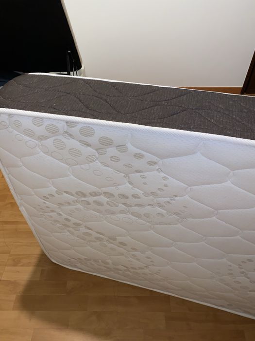 Cama de solteiro e o  colchão