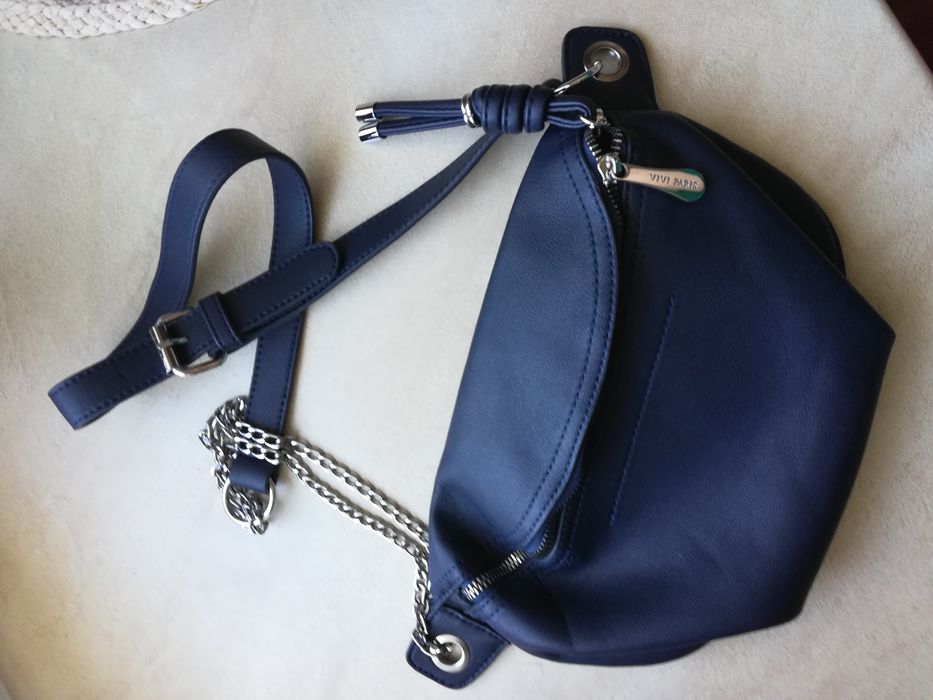 Torebka nerka z regulowanym paskiem