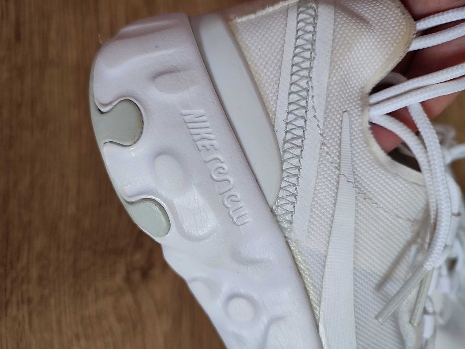 NIKE Renew Lucent białe lekkie sneakersy. Idealne na wiosnę!