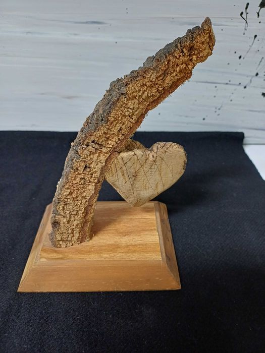 Peça decorativa em cortiça e a base em madeira
