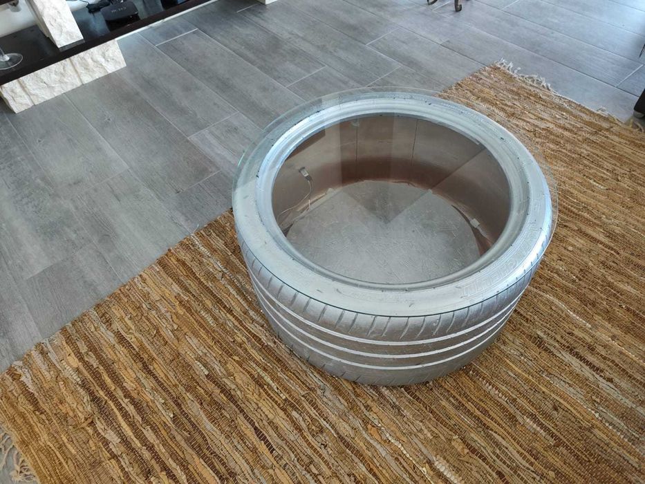 Mesa de centro com pneu de corrida