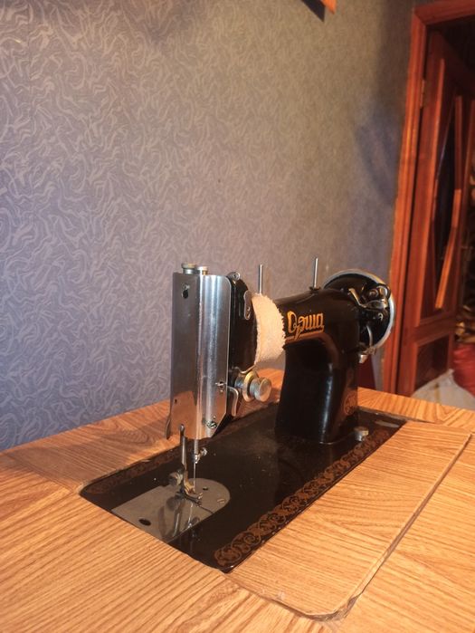 Швейна машинка з тумбою Орша