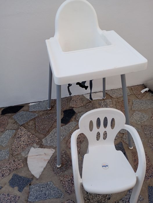 Mesa de comida com um banquinho.