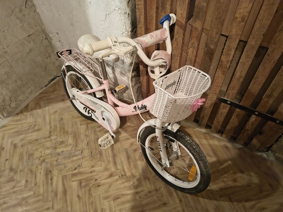 Rower dziecięcy z dodatkowymi kółkami