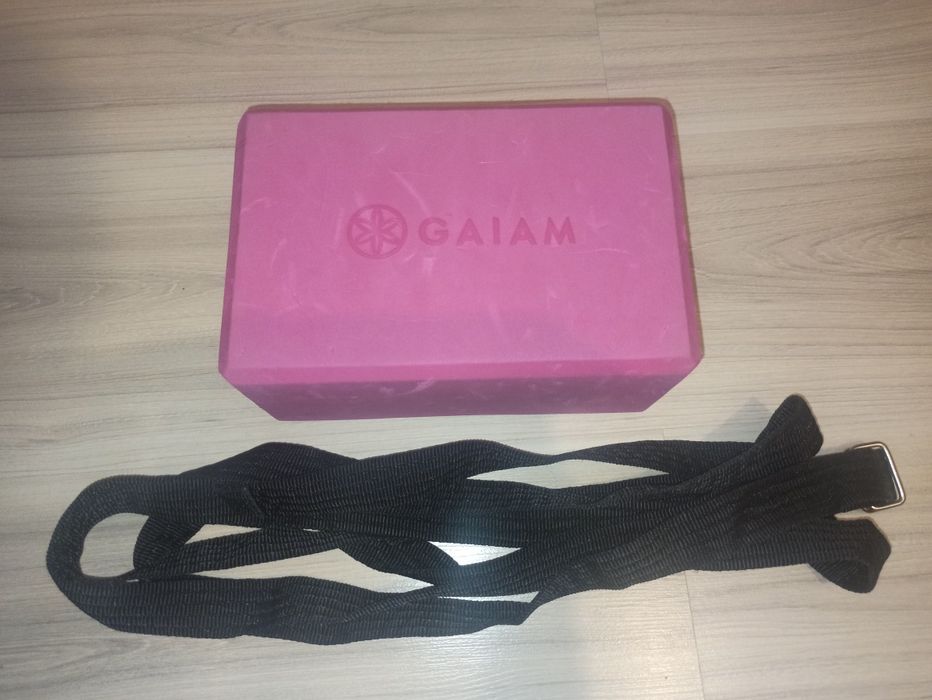 Kostka do jogi z pianki Gaiam różowa+pasek do jogi