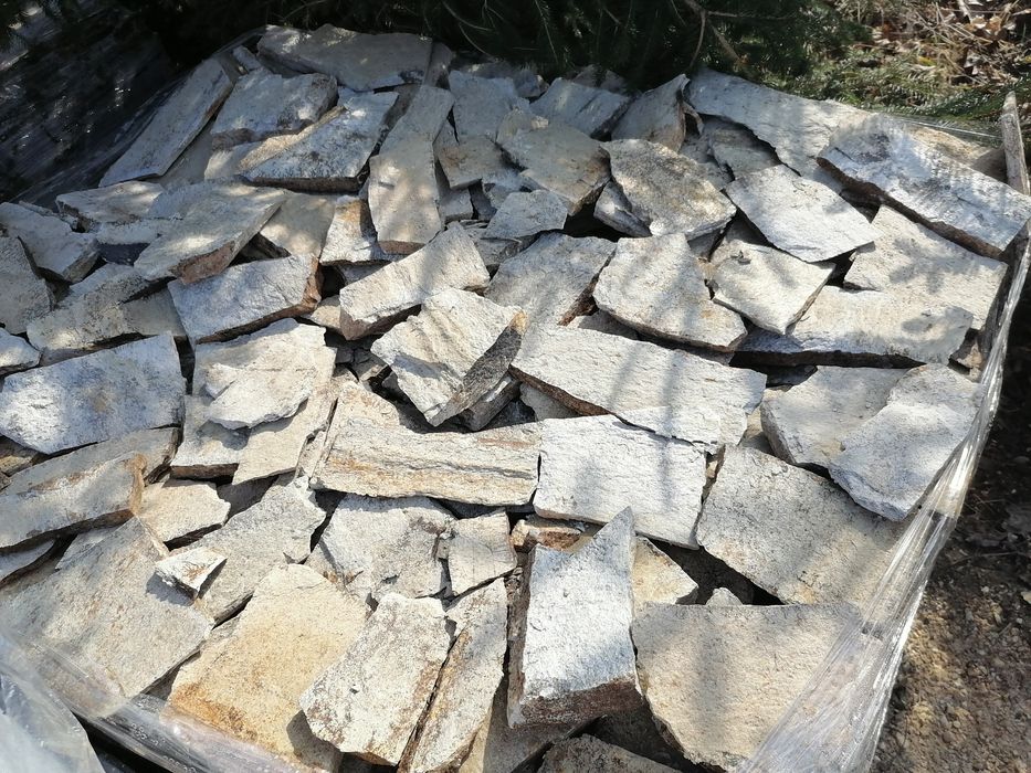 Kamień naturalny elewacyjny na elewację gnejs twardy płaski łupek dost