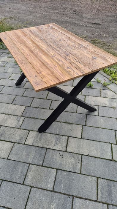 Stół drewniany z metalowymi nogami – industrialny styl, solidne wykona