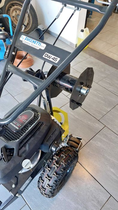 Maszyna do układania przewodu do robotów koszących